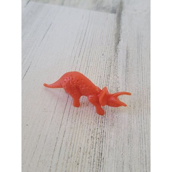 Triceratops dinosaur mini red paleontologist toy figure - Picture 2 of 3